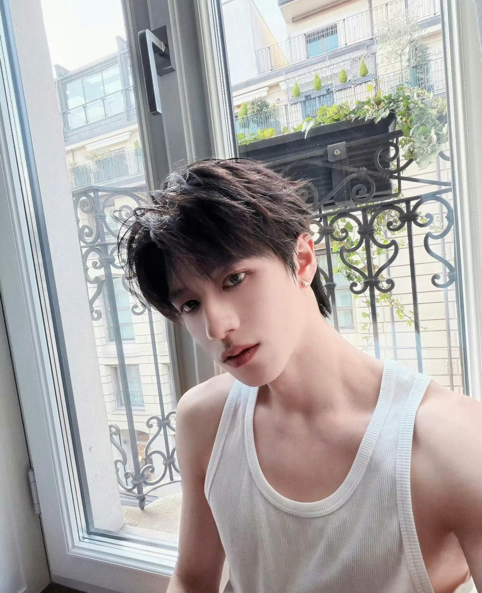 朱志鑫白色背心肌肉男米兰日落时分的日常来了！白色背心尽显优越肌肉线条，好帅好迷人