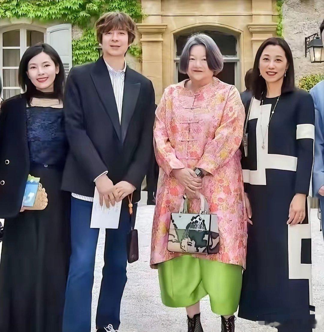 佩服洪晃的勇敢自信，这样的服饰也只有她敢穿出来，好在她个子高，目测她有1.70高
