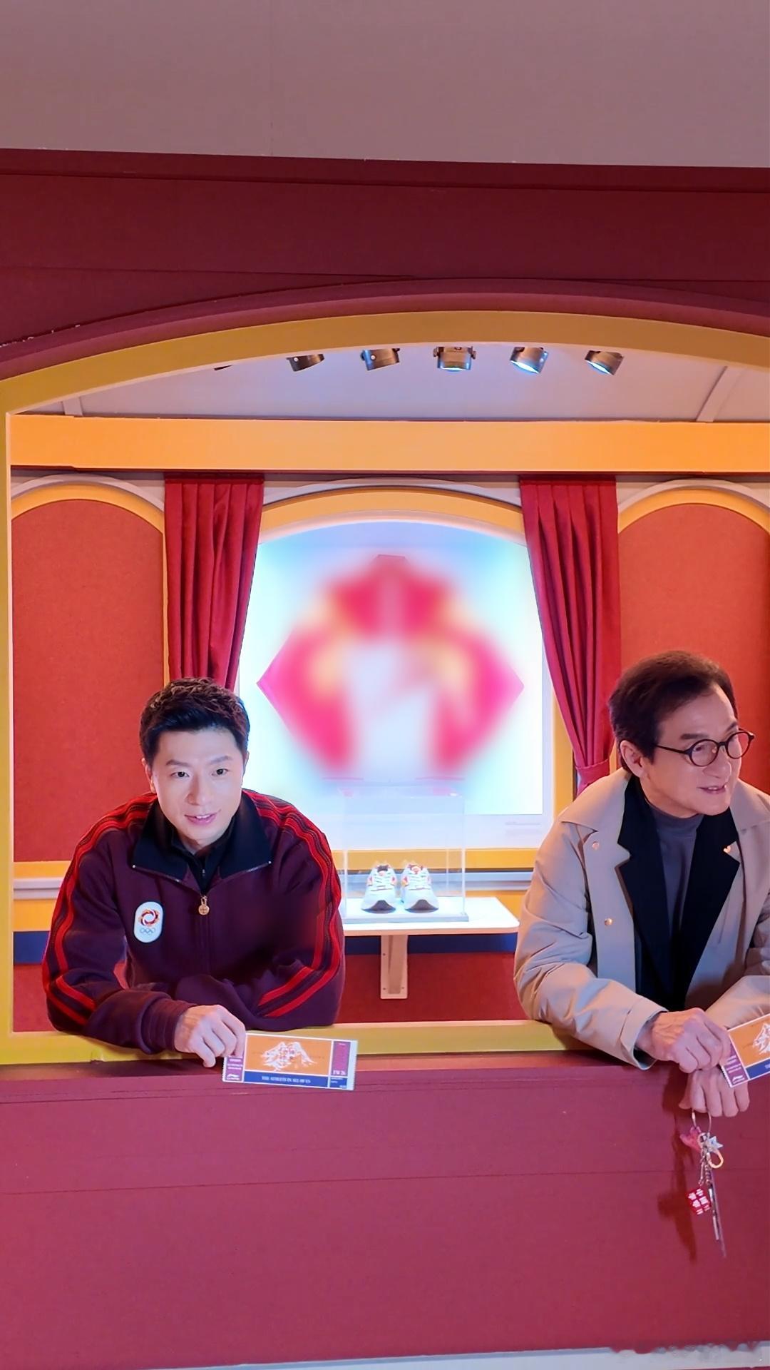 马龙成龙同框雪场看秀成龙马龙走秀领闭 一场秀集齐了两位顶级“龙”传人——冠军龙和