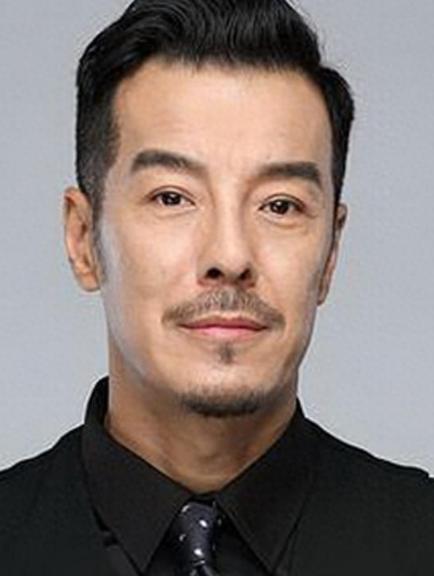 父亲是央视领导，他却偏不当关系户，娶二婚妻子，46岁才走红，这个男人叫于鹏，后来