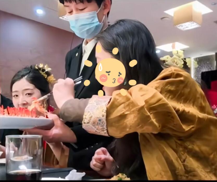 不会真有人觉得这种行为很可爱吧！
刷到一个视频，视频里一个女生在朋友会宴席上坐在