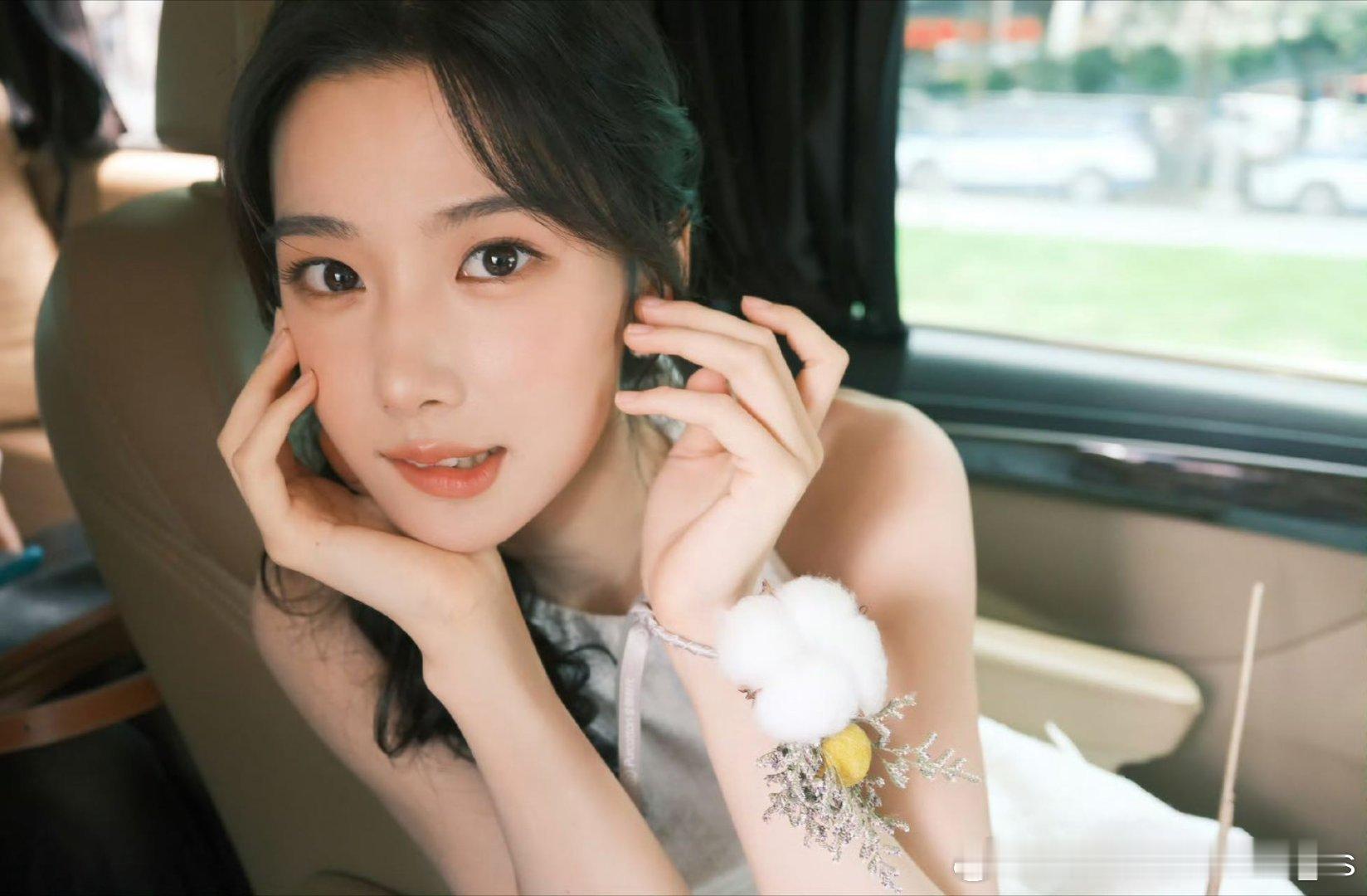 卢昱晓 想说的可以电子方式发给我 她的真诚藏在细节里：杀青时跪地和粉丝平视合影，