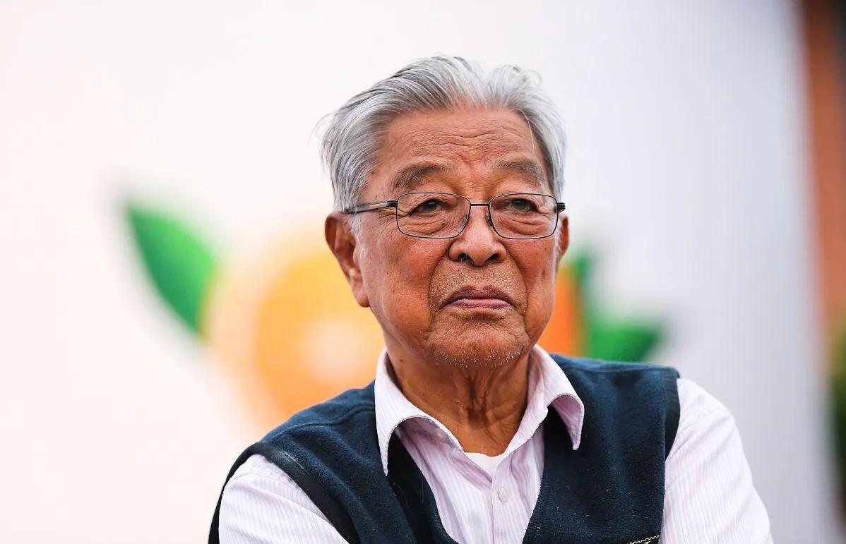 褚时健说：“真正的强大，是能屈能伸！即便跌进谷底，也能绝地反击！”

生活中的每