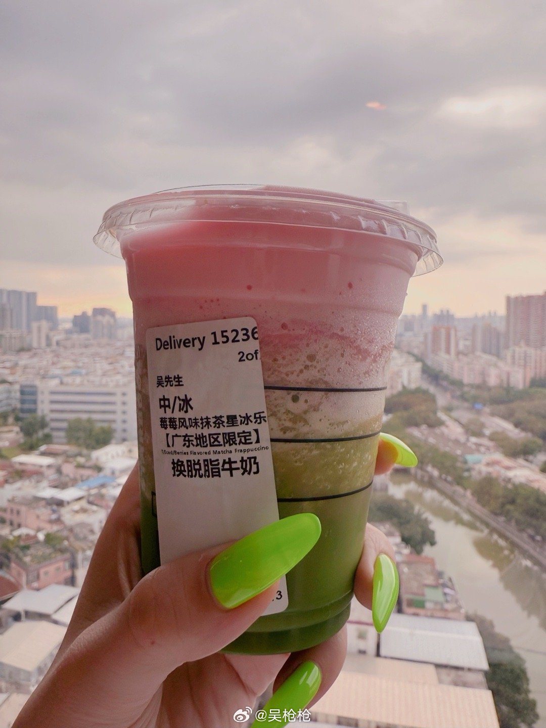 星巴克这个广州限定的抹茶星冰乐真的好好喝！！！后悔点了个小杯 几口喝没了[允悲]