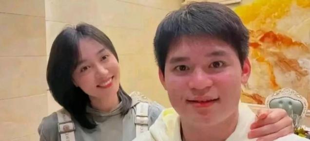 亚运刚斩获三金，林诗栋转头就推掉商业邀约，一身素颜直飞三亚找启蒙教练关艳。
 