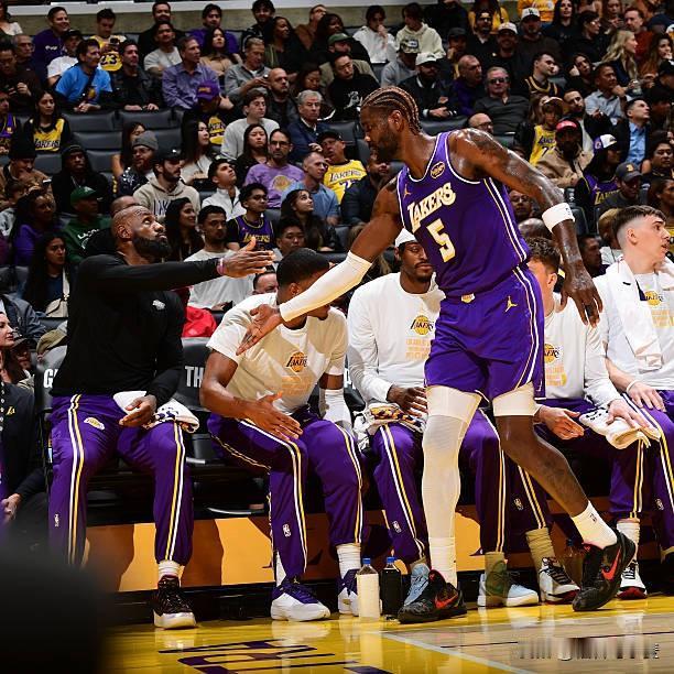 之前就说过了，湖人还是把艾顿当成蓝领去用，没有什么战术地位作为支持，进攻打到哪算