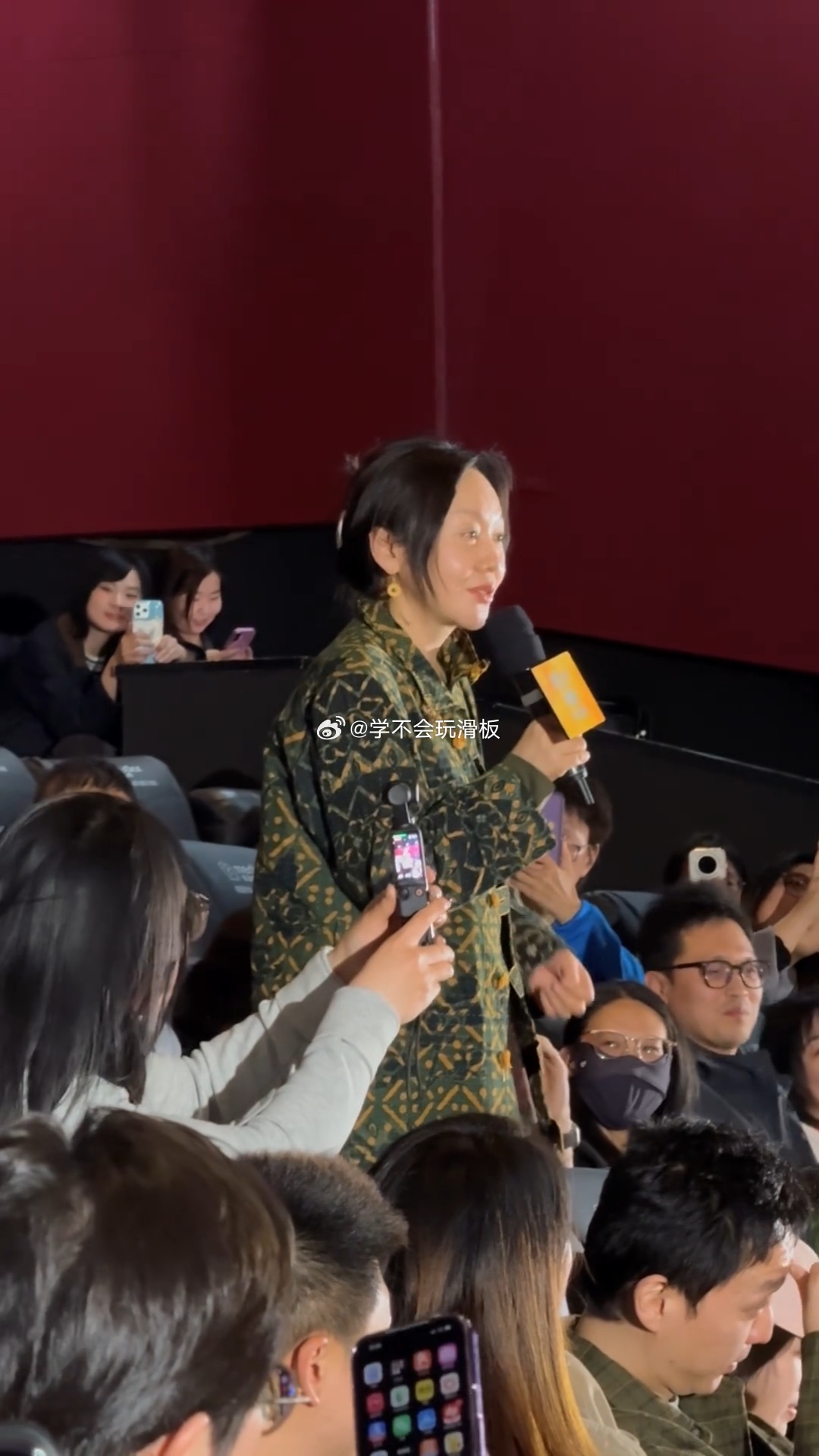 闫妮在首映一直传纸《阳光女子合唱团》首映名场面！闫妮全程狂传纸巾，女儿元清哭到纸