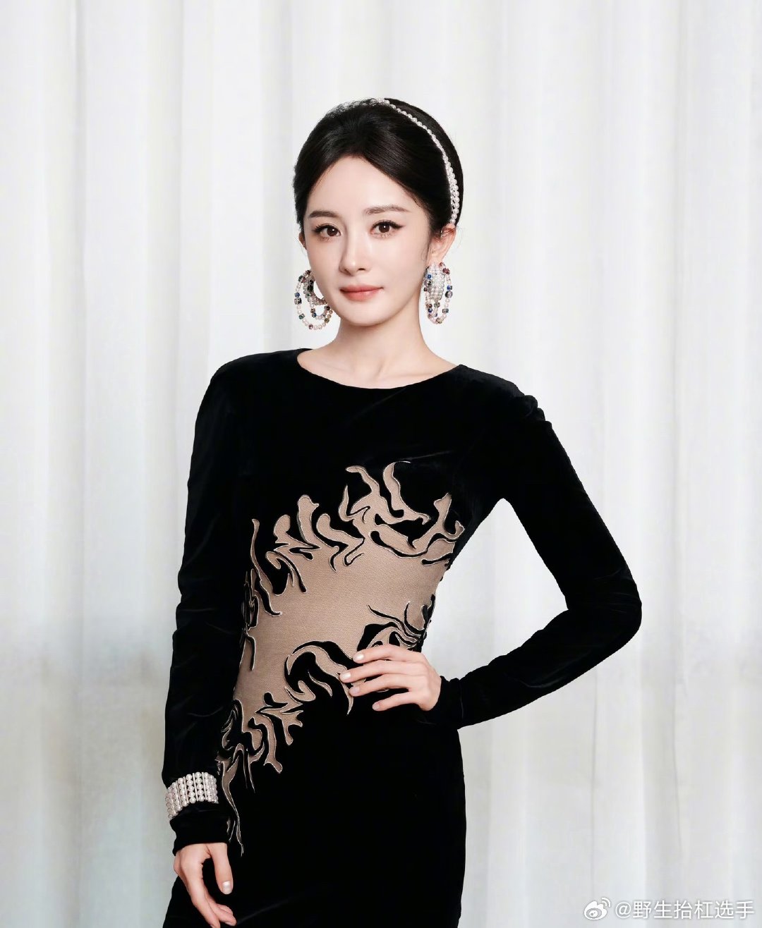 金鹤龙给杨幂化的黑丝绒珍珠御姐妆金鹤龙给杨幂化的黑丝绒珍珠御姐妆好漂亮！[爱慕]
