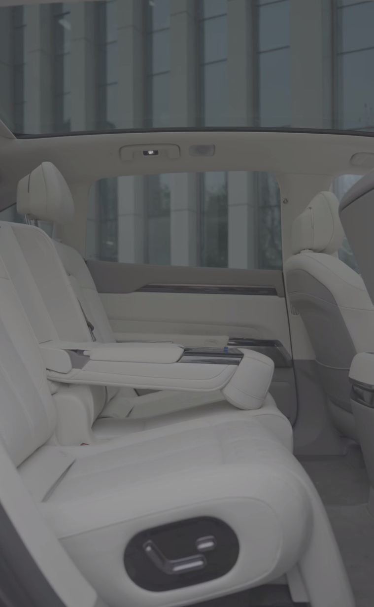 极氪7X联合小浣熊进校园做科普，让孩子们在问答中了解绿色出行。作为家庭SUV，它