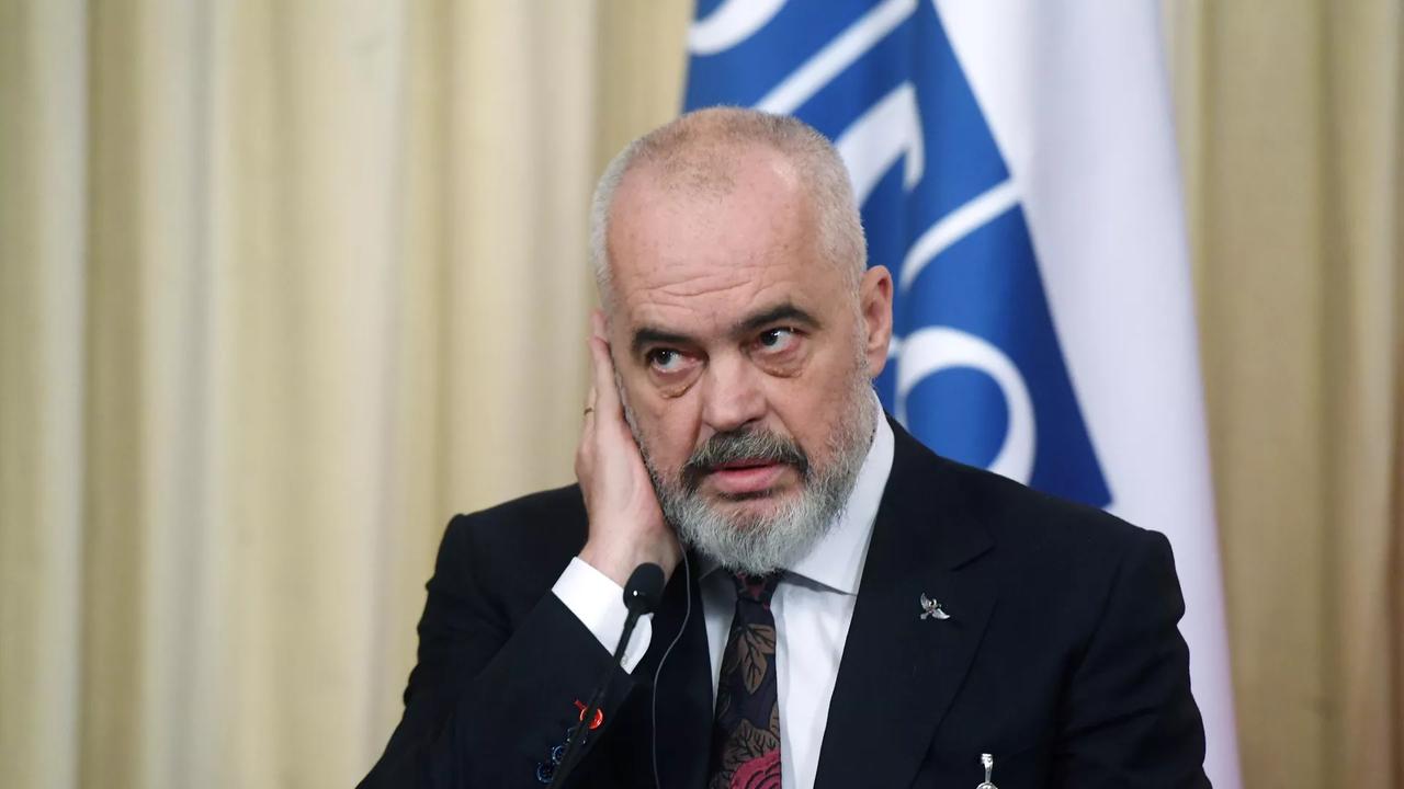 愿意者联盟各国代表聆听泽连斯基在周二发布的视频演讲，阿尔巴尼亚总理始终捂着头，表