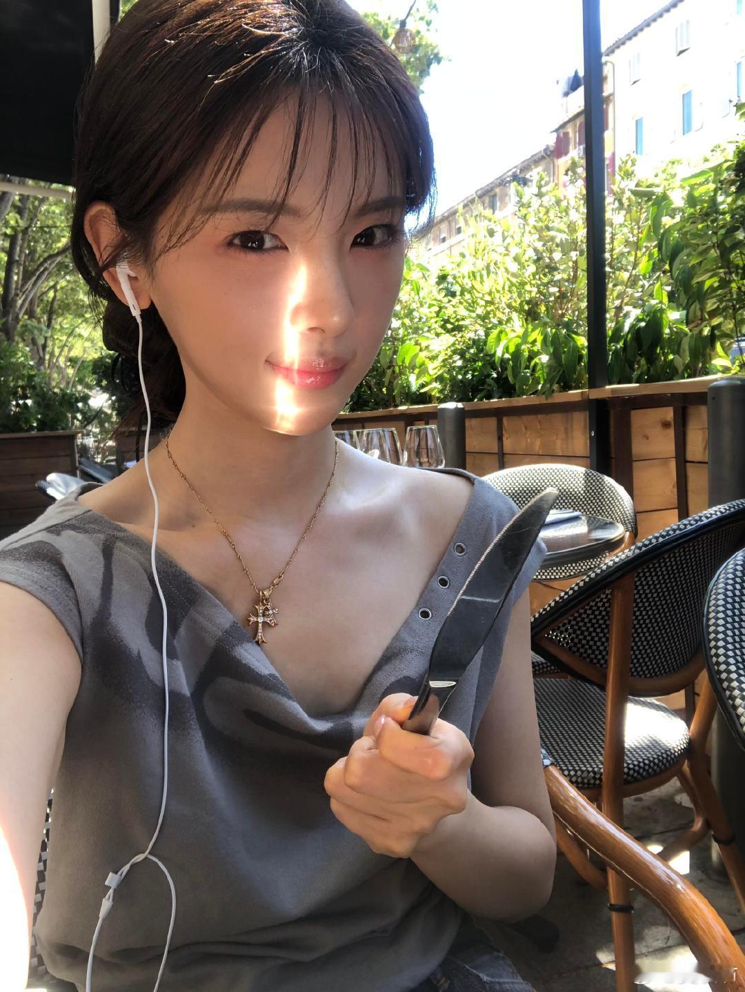 杨超越杨超越烫手的美貌杨超越用餐刀给自己打光杨超越自己化妆自己弄头发 杨超越这是