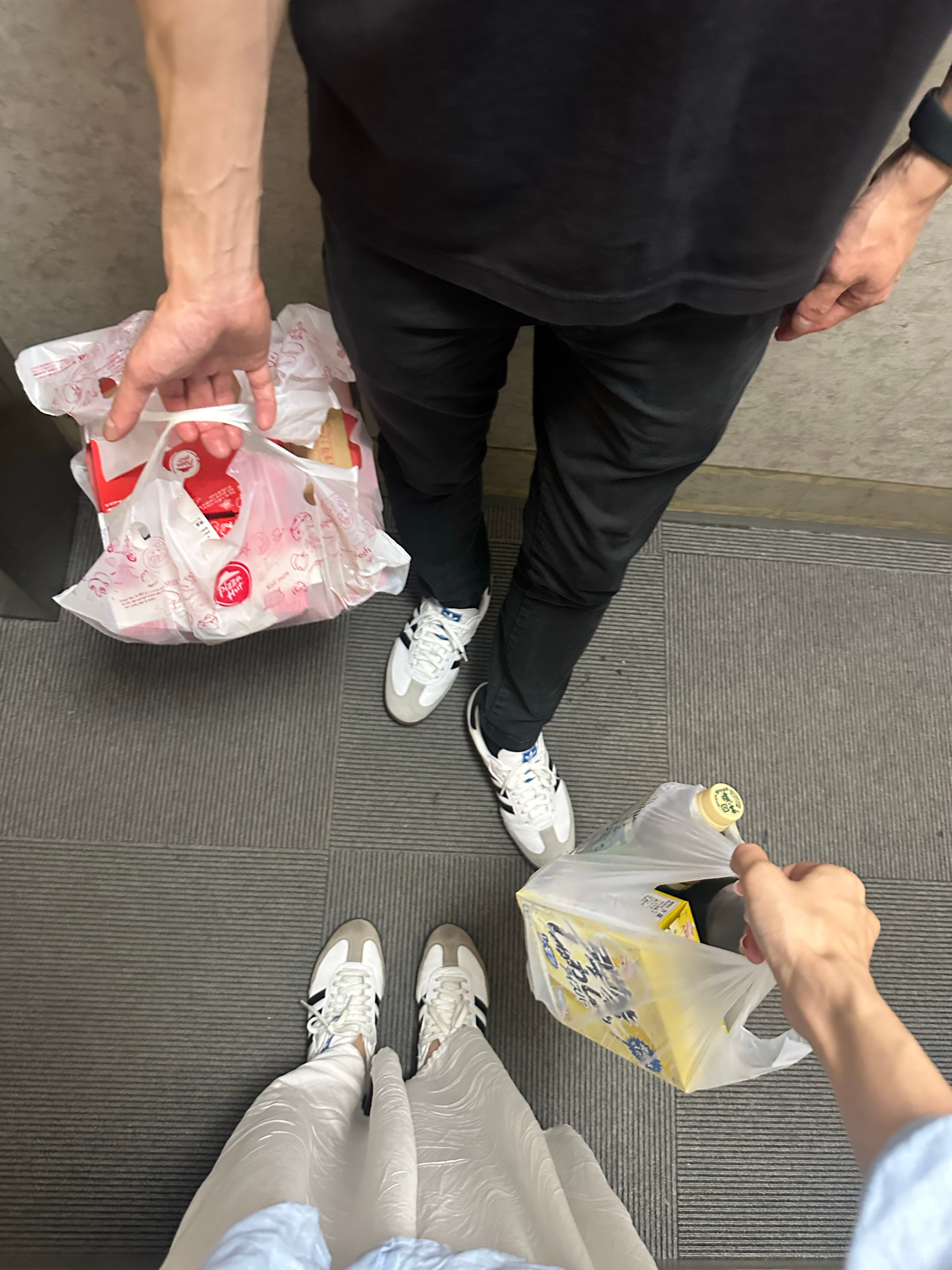 两周不见异地马拉松结束一切在“我执”的驱使下适得其反的一切也随之结束我拖着行李和