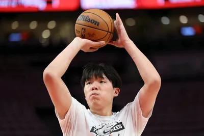 今天NBA常规赛首轮，开拓者主场114 - 118不敌森林狼，杨瀚森迎来常规赛首