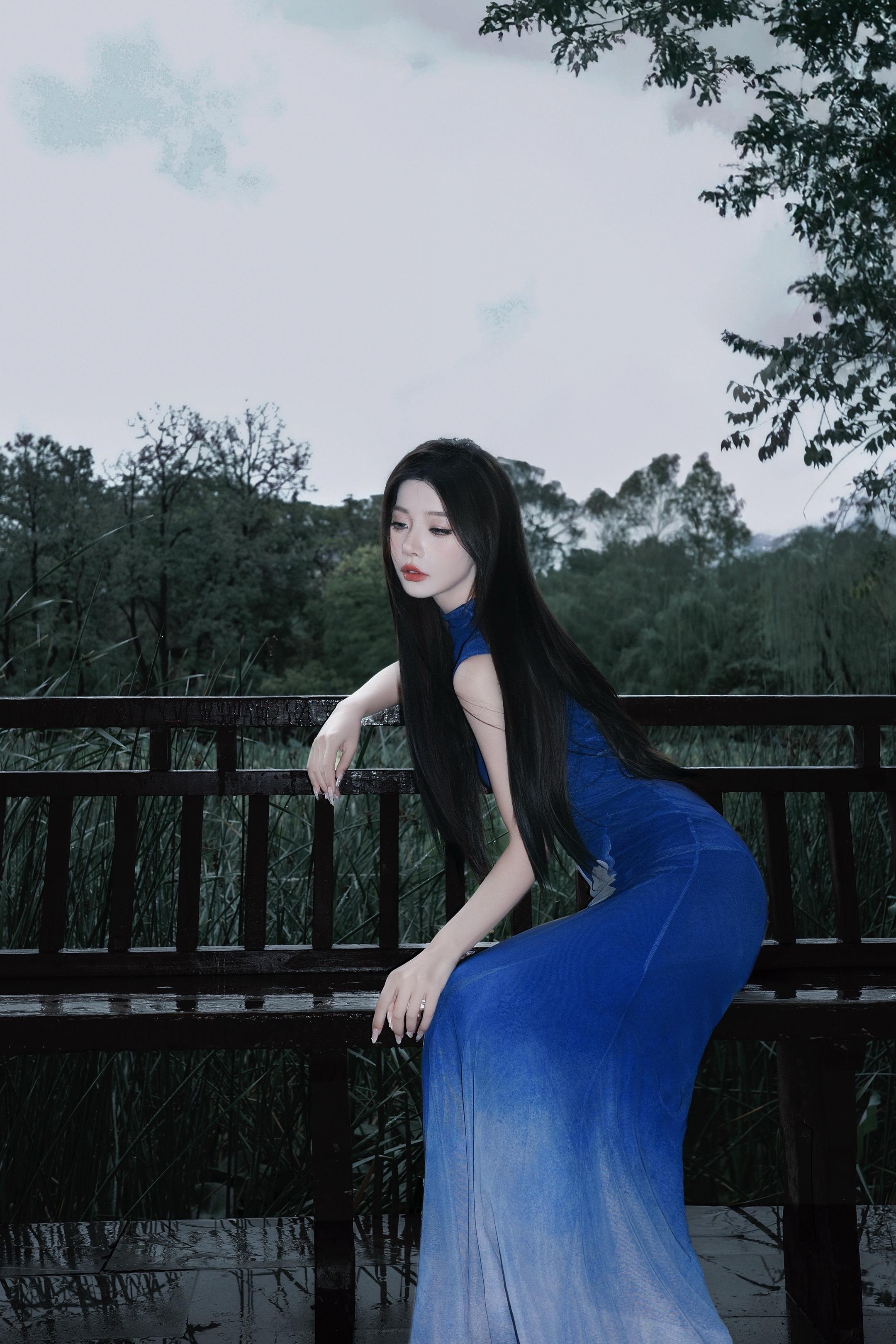 悠悠的古城中 听美人奏琴声。