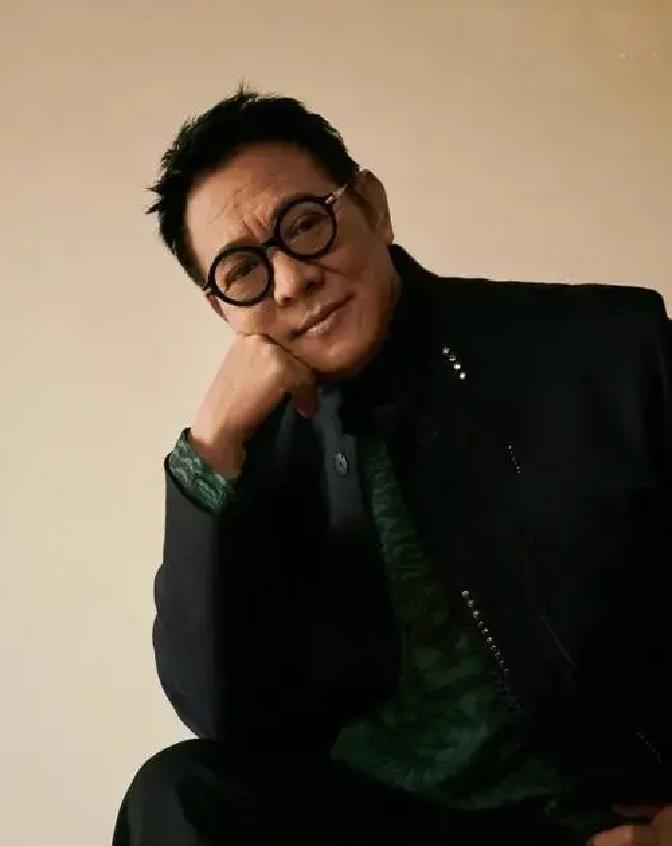 心脏没换，人还活着
 
李连杰自己拍的视频里把话挑明：心脏没毛病，更没动过刀。他