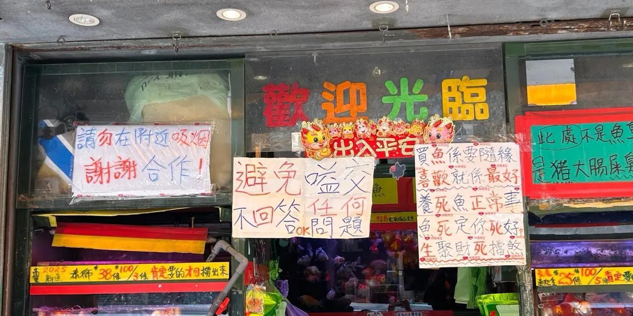 香港这边营商环境亟待提升。有网友抱怨，在那边消费，多一两句话肺都能给你顶穿。
