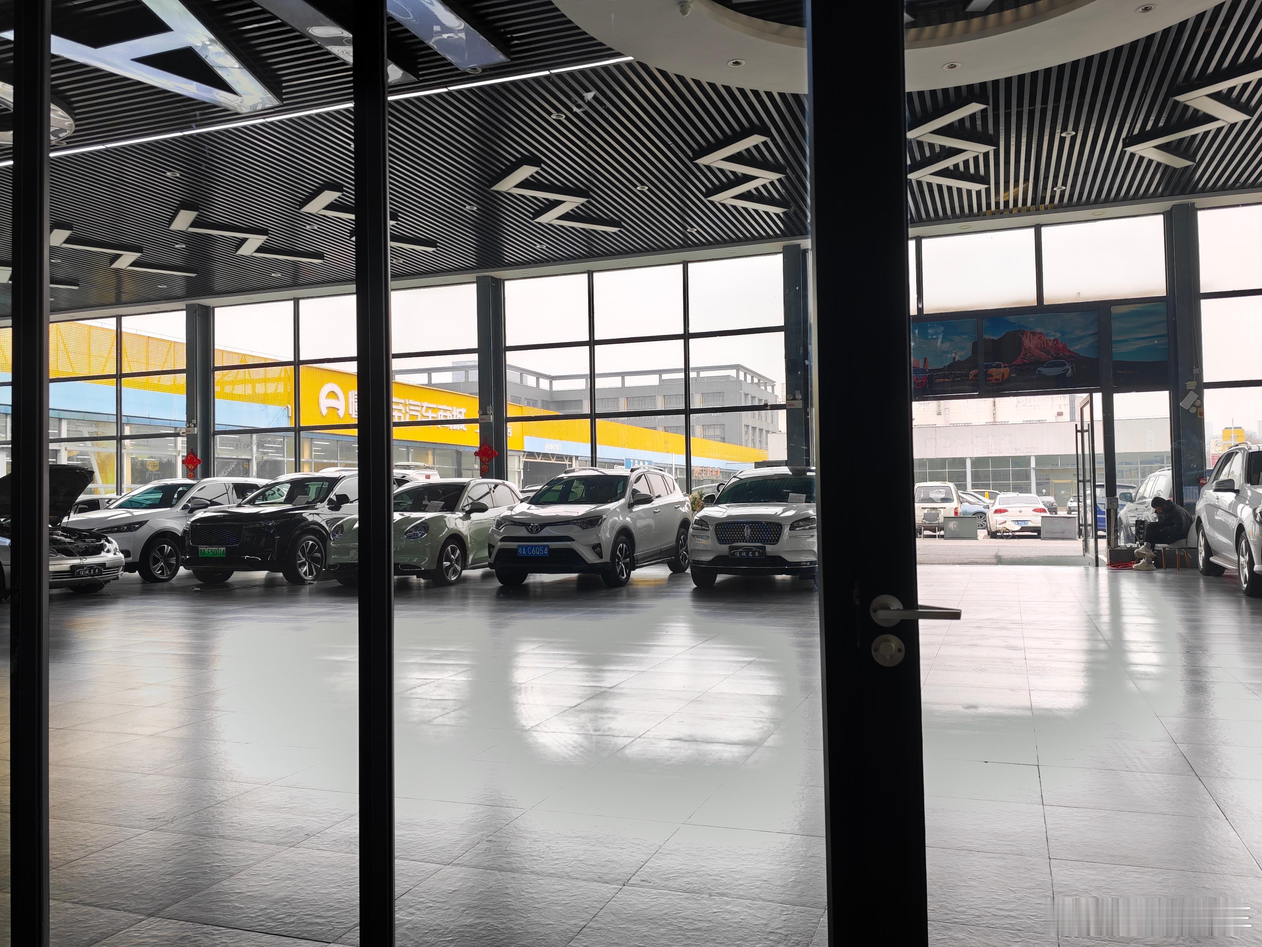 你们都啥时候放假？ 我们估计再干10天就让他们回去过年 我坚持到14号再回去 武