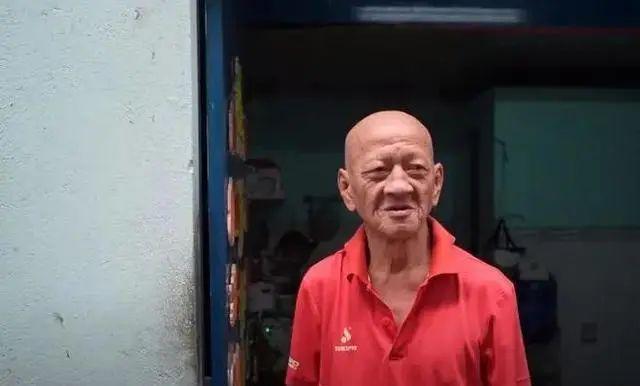 越南有一名70多岁的老人，他从一出生就全身没有毛发，在他的初恋女友去世后，他选择