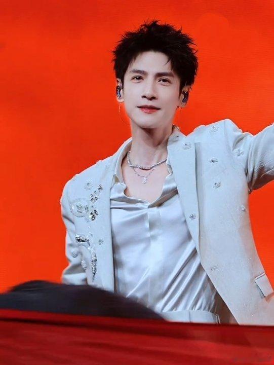  罗云熙刀剑如梦唱出了江湖气概 开口就是刀光剑影，豪情万丈直击心底！他把江湖的快