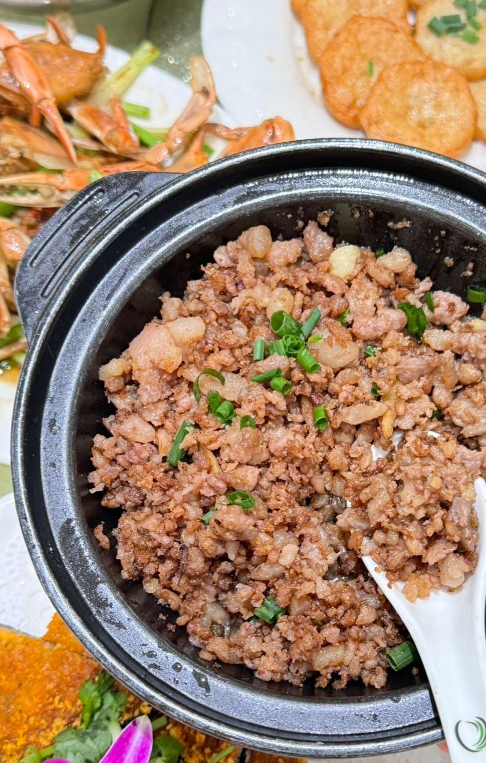 香浓的肉末炒饭，搭配鲜嫩的螃蟹，美味满满！