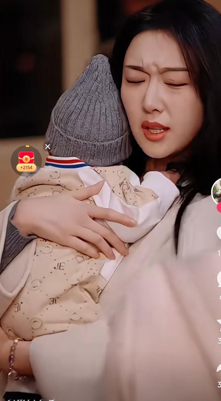 大学生有个男同学，长相一般，
家里条件也普通。
那时候男生都抢着追校花或者活泼的