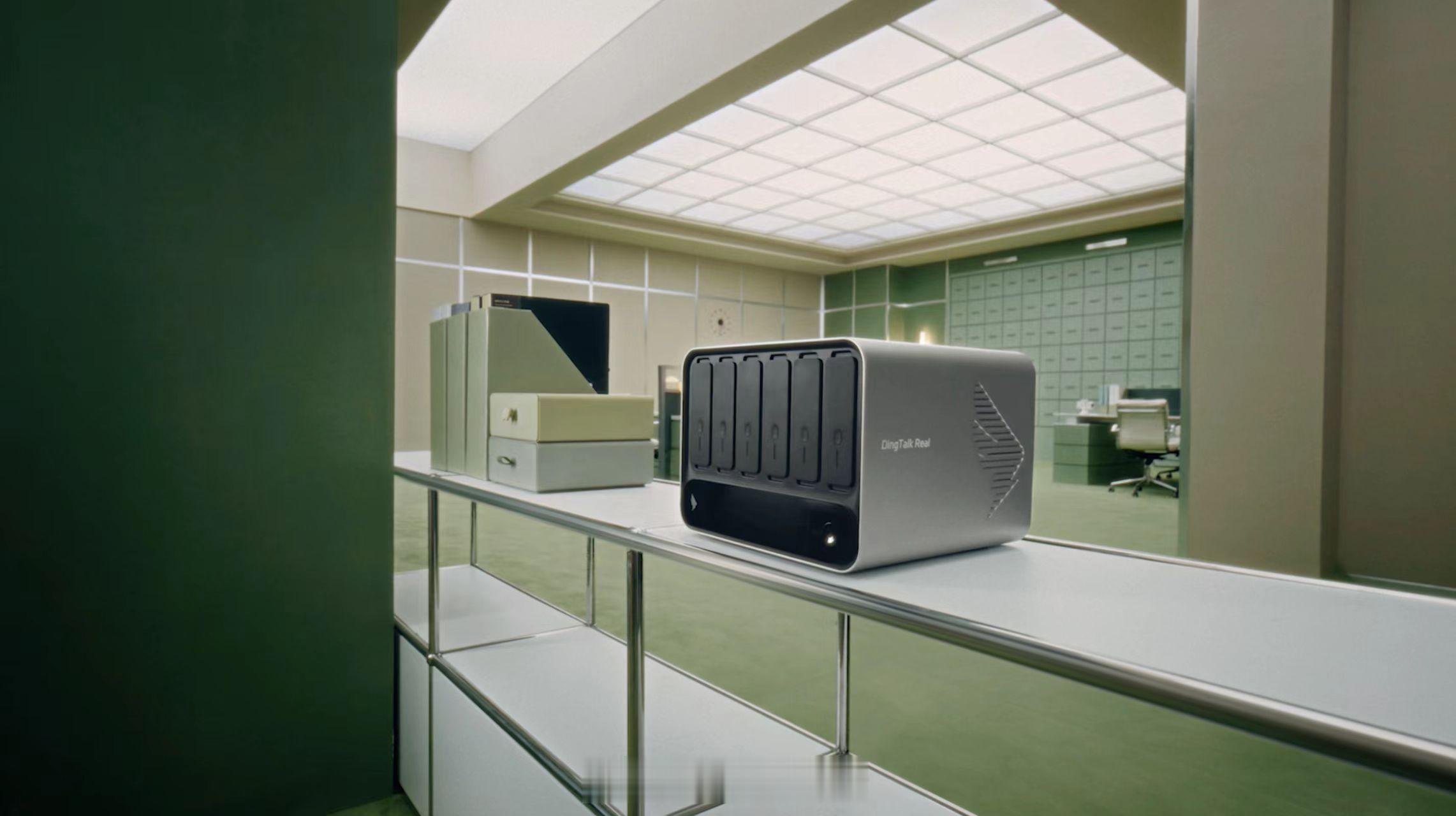 钉钉发布全球首个AI打工实体机钉钉12月23日的新品发布会直接扔出王炸——一款叫