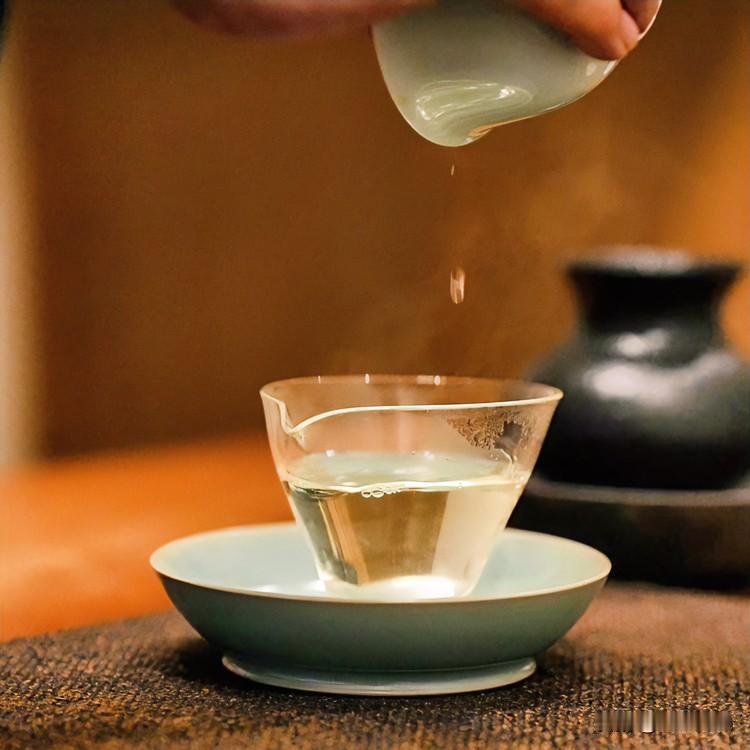 《茶味天心·山坡羊体》
沸汤翻，茶芽颤，初尝苦涩意难安。世人叹，志未坚，茶魂岂惧