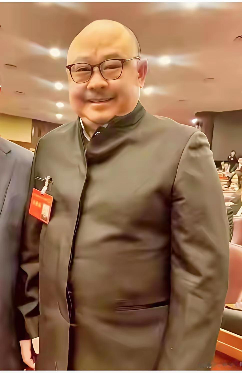 龄长变了样，
身体已发胖。
君问他是谁，
大名叫刀郎。
