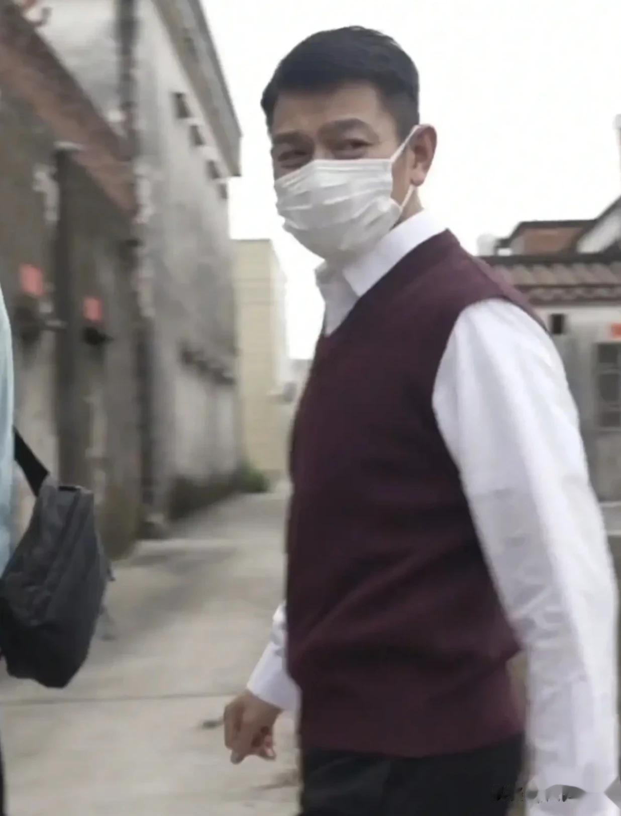 当时刘德华去我老家这边拍摄《红毯先生》时，有幸目睹了华哥的风采，真的超帅，又没有