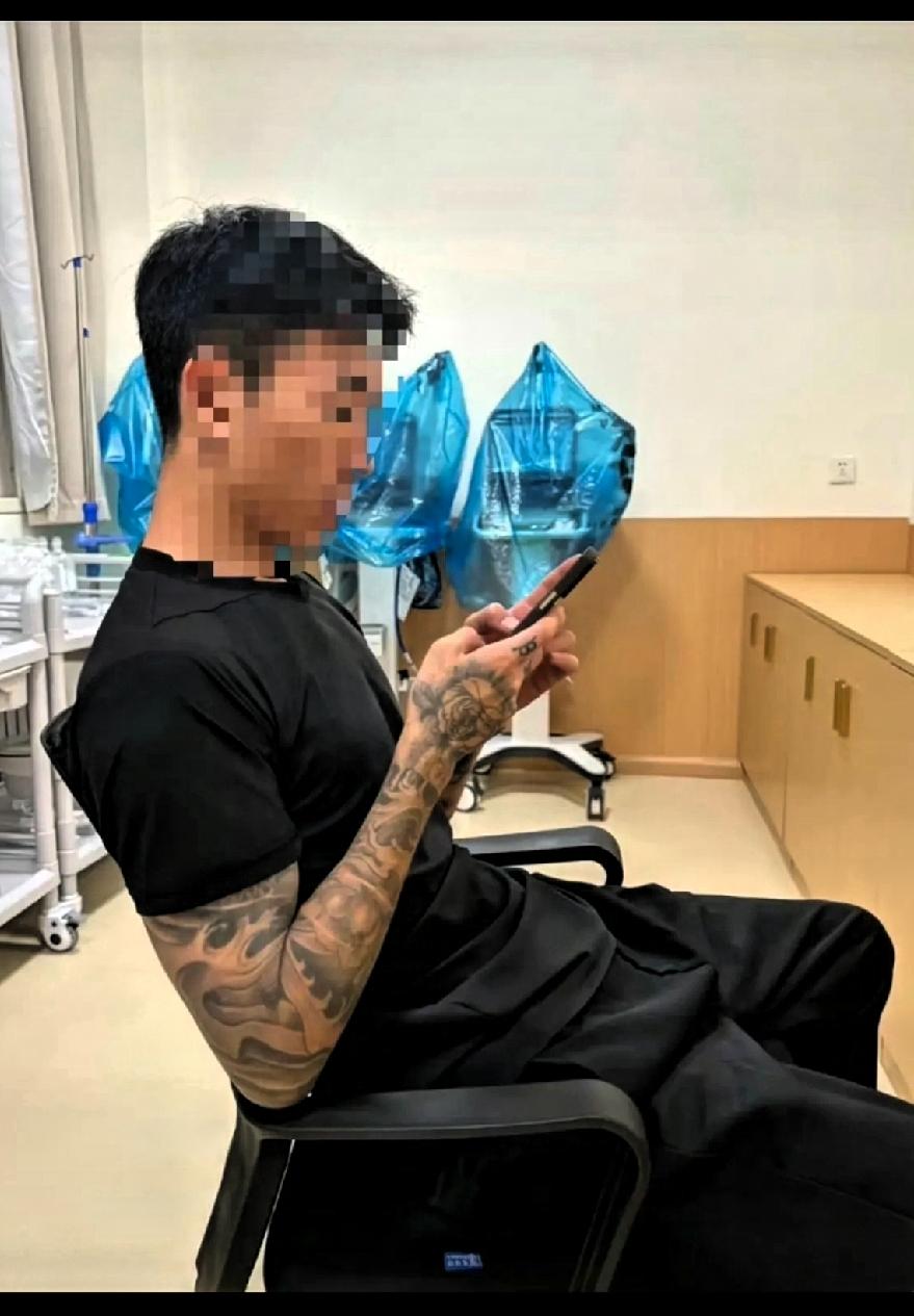 是真傻，还是脑子有问题！
最近青岛某医院护士因发布男友（非专业人员）在值班期间协