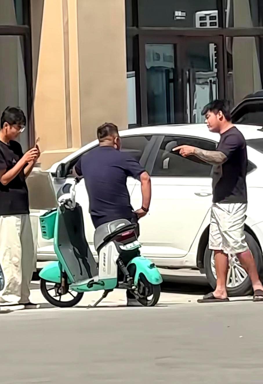 亲兄弟闹到这一步，居然是因为一包烧烤料？
这事儿听着就挺上头。

山东网红豆二两