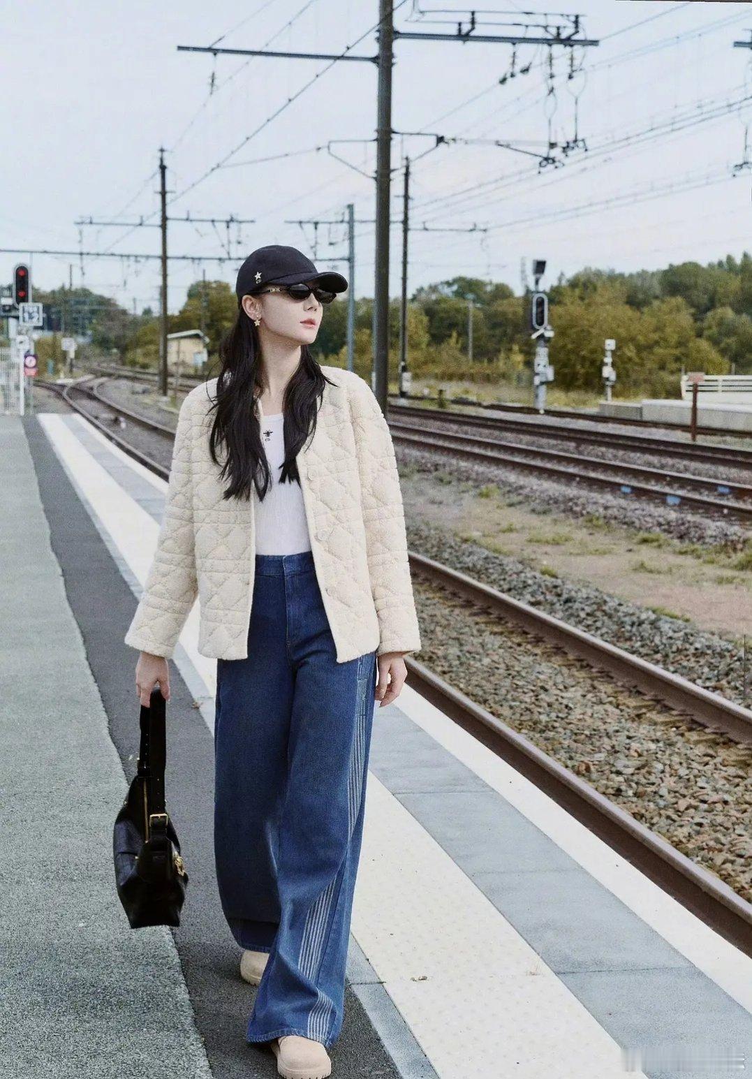 大家对热巴的印象都是停留在红毯时期的模样吧，其它时候好像都不关注的 