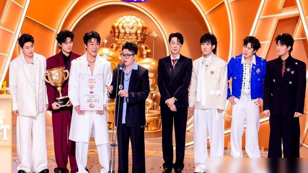 我跟你说个笑话。
​
冠军队，最后赢了亚军队400票。
​
但他们总
​
这哪是