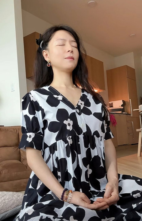 张静初的手那双手不仅好看，更藏着对表演的专注，无论是角色中的细微动作，都能感受到