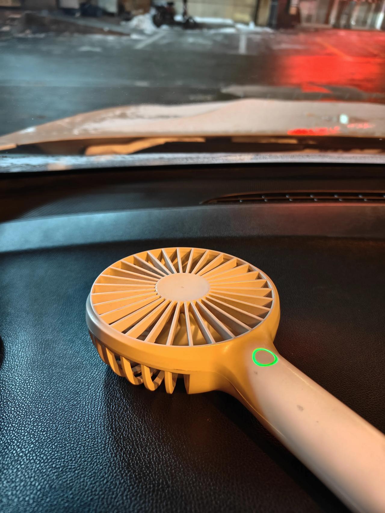 气温骤降，大家都是怎么除前挡风雾气的？

我发现夏天用的手持小风扇的除雾效果居然