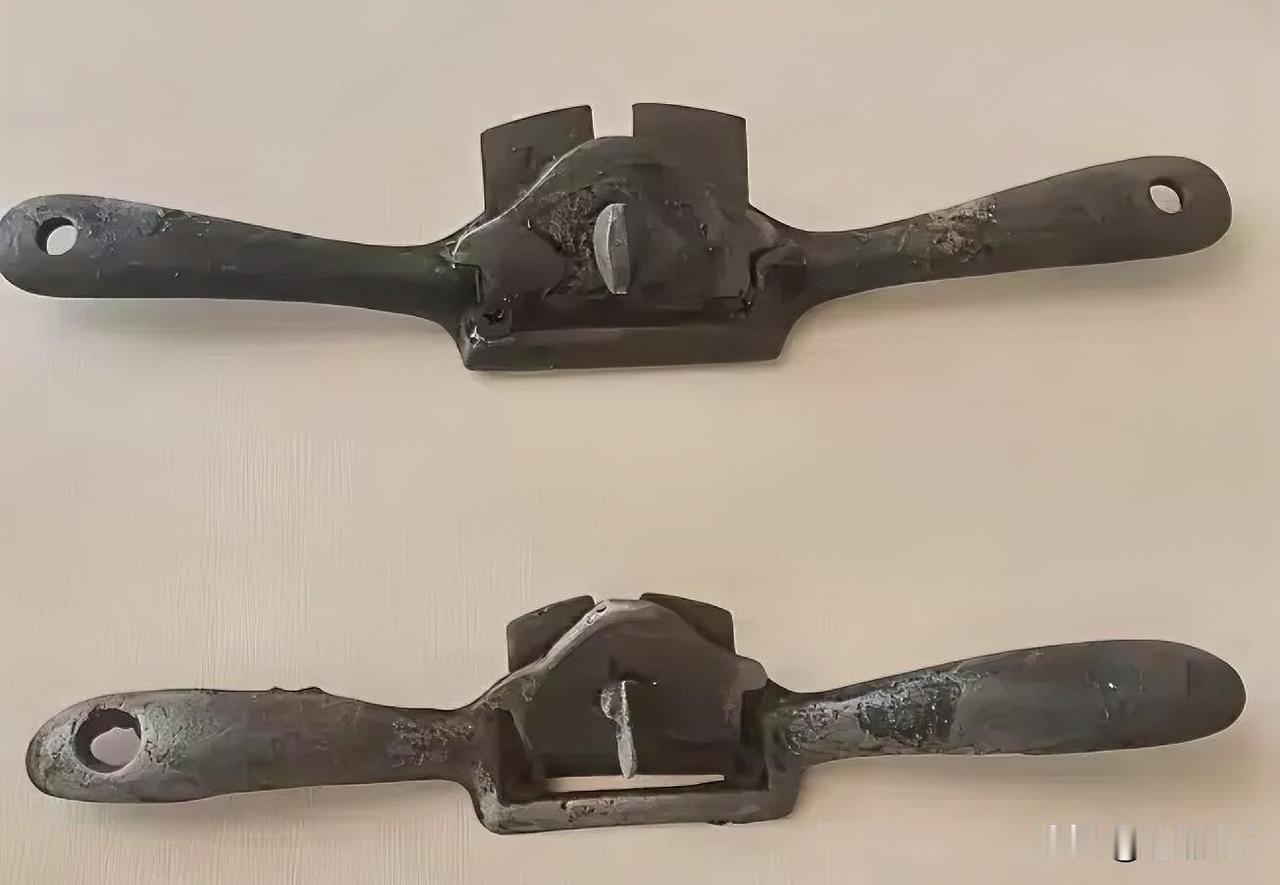 农村的老物件大家还记得多少呢? 古朴而造型特异的铁制木工工具，承载着历史的痕迹。