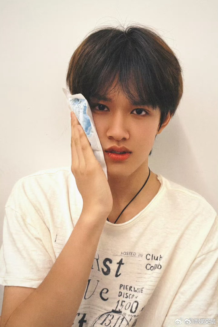 赵丽颖站姐发了张极 赵丽颖站姐突然晒出张极，跨圈联动意外又惊喜，少年清爽帅气，气