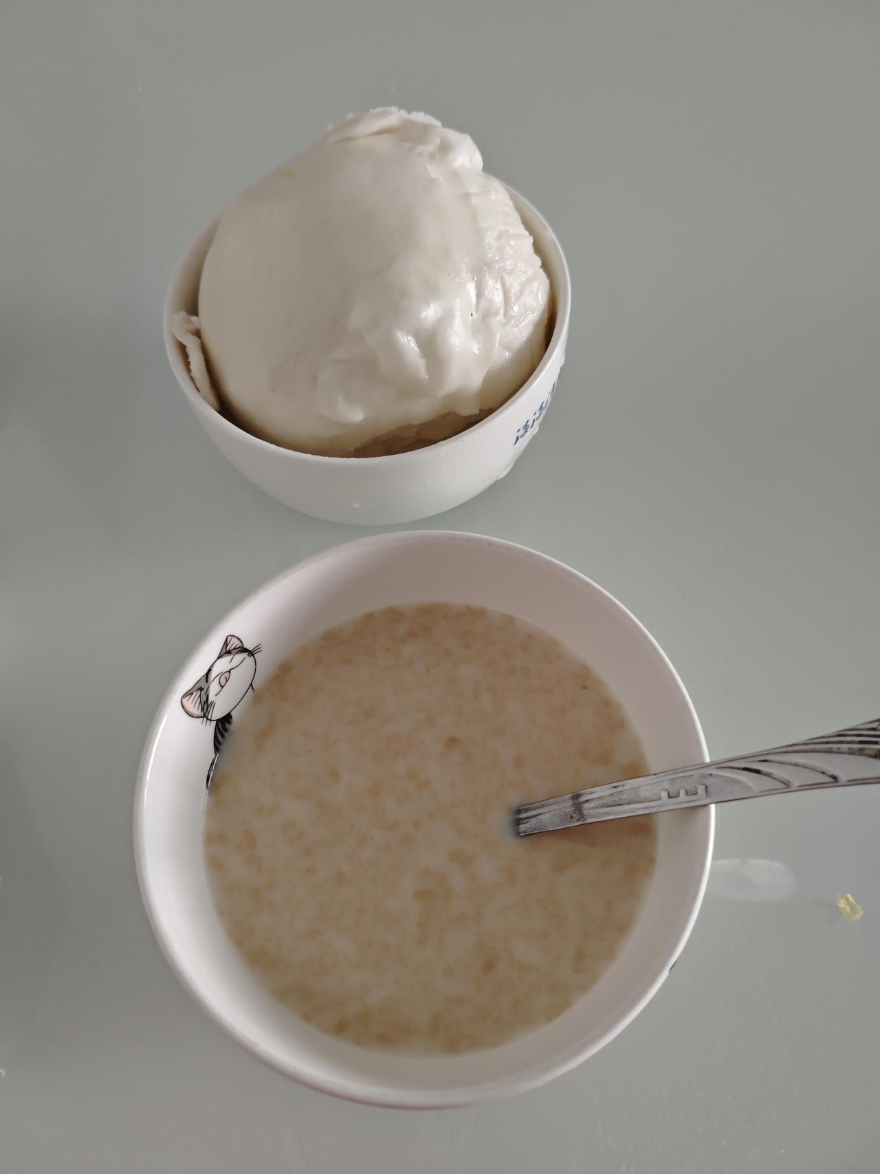 春日三餐打卡今日早餐：麦片茶，白馒头，鸡蛋，还有胡萝卜荞麦包！