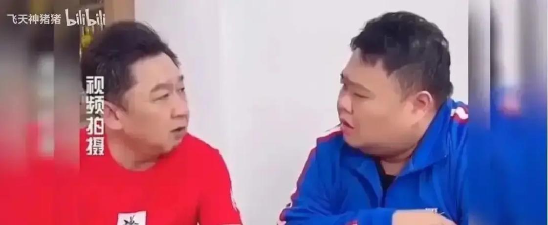 于谦饭局一句话把李诞笑到拍桌子，视频一出直接冲上热搜。
说的是4月初他和李诞、秦