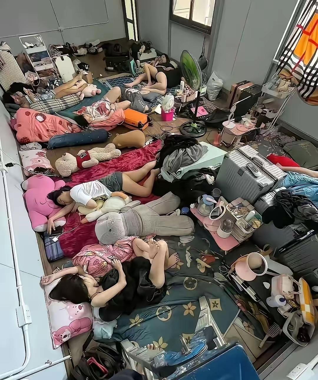 刚毕业没工作的，七八个人合租一个房间，每天横七竖八躺在地上睡觉，没有空调，只有几