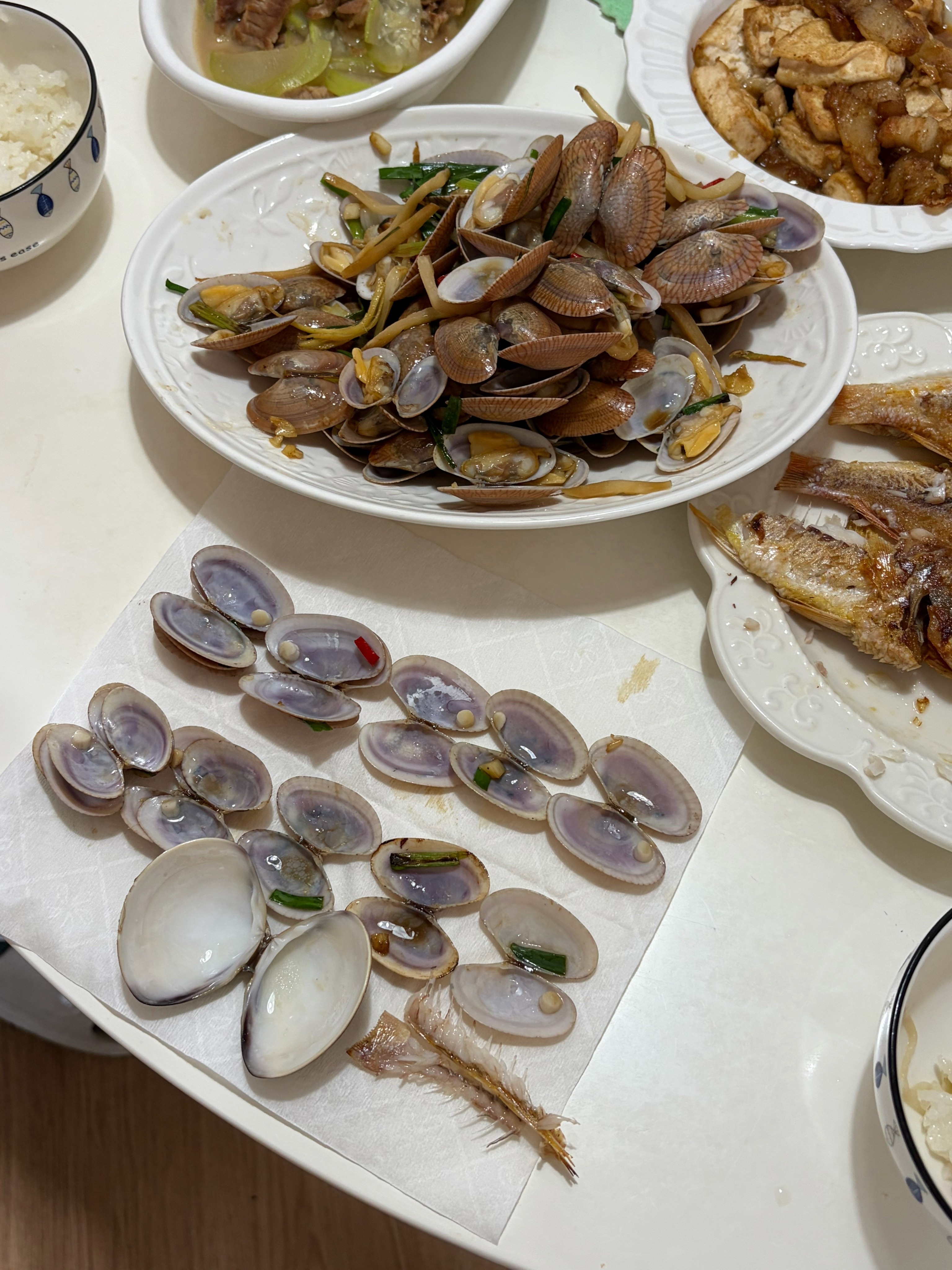 我把花甲叠成10个，我说，十全十美，等一下你的壳只能叠在上面噢。他翻个白眼，有空