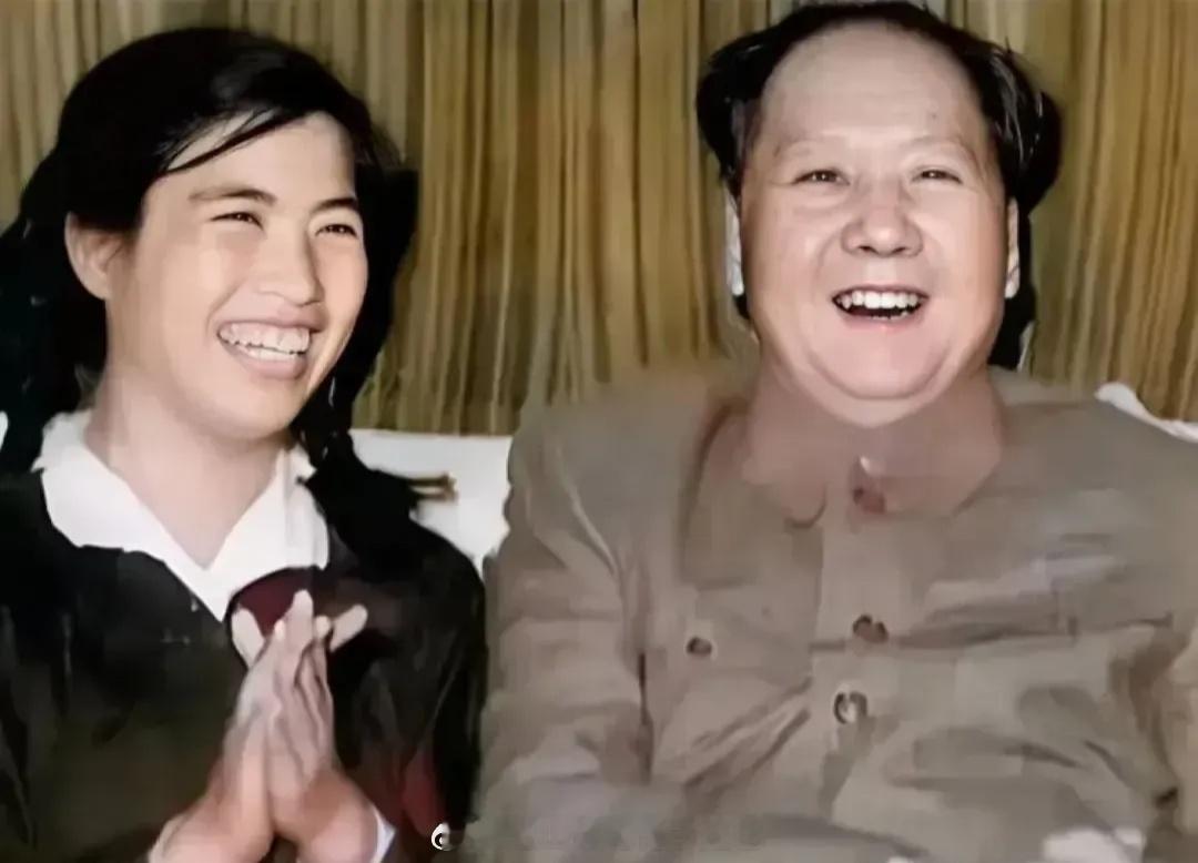 火车专列服务员姚淑贤与毛主席的合影。主席在和他的人民在一起的时候，总是那么笑容可