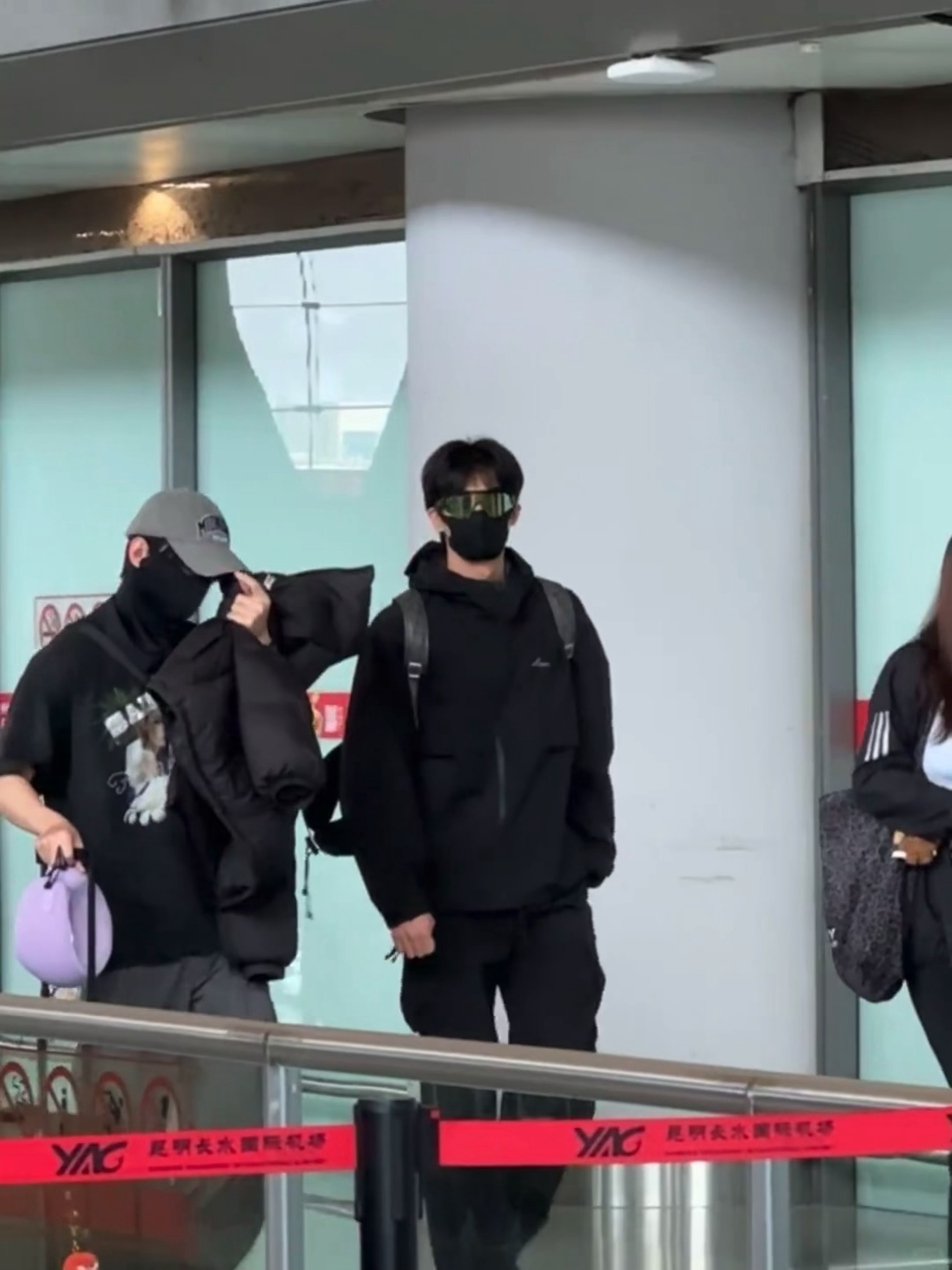 网友长水偶遇宋威龙长水偶遇宋威龙 宋威龙都裹成这样了还是好突出的帅怎么会有人把冲