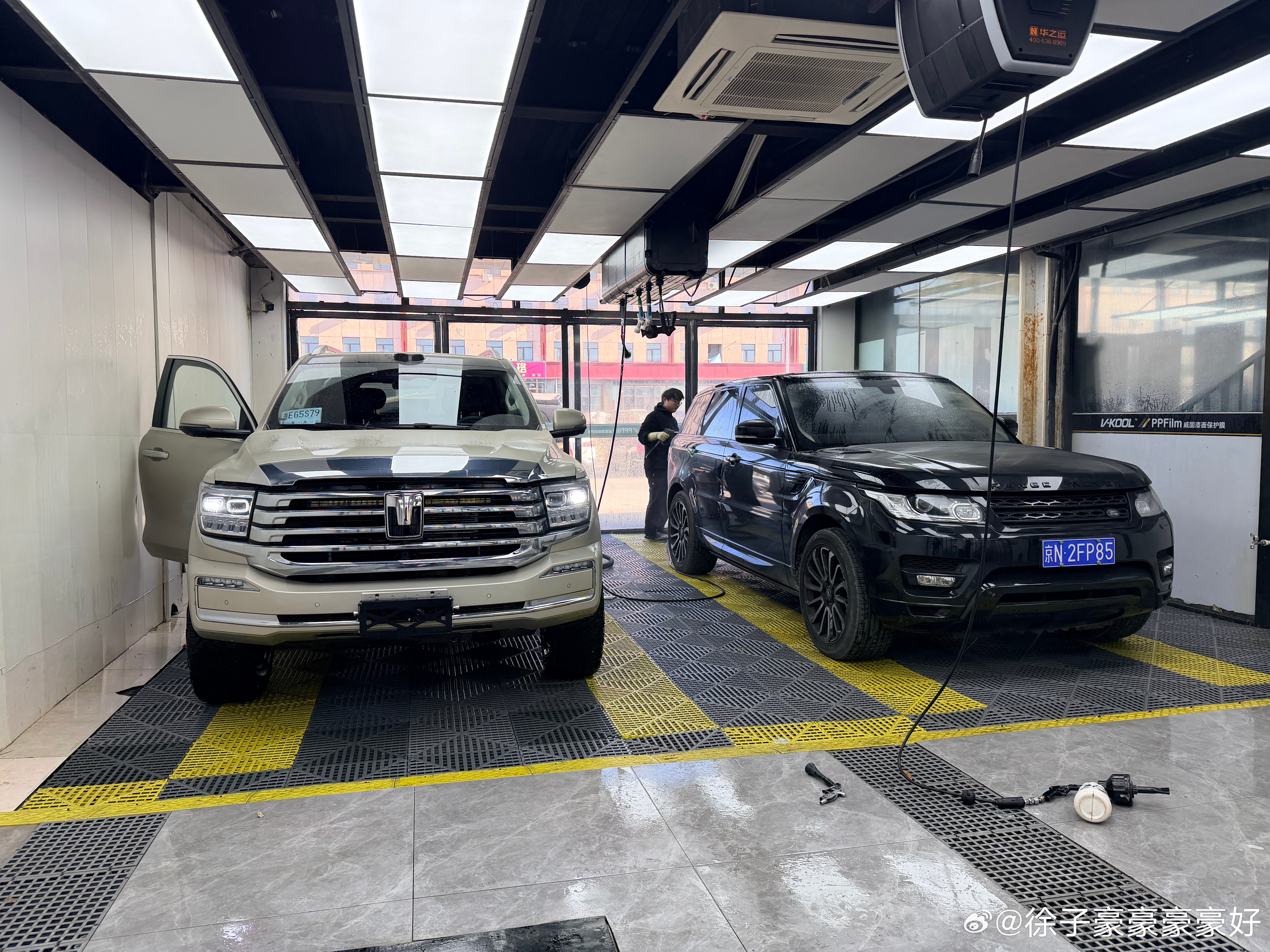 今天周末正好出差回来休息一天，收拾收拾家里的车，把家里俩脏车都洗的干干净净，清清