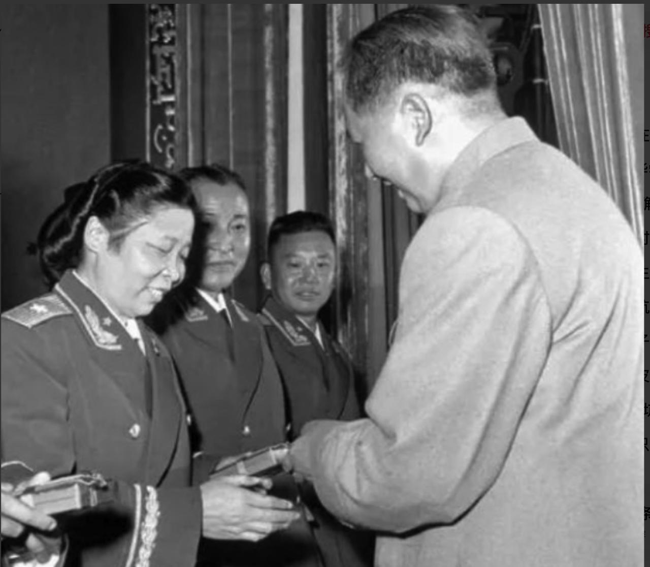 1927年，女战士躲山洞避敌数日。危局未解，忽接丈夫一封休书，旁人揪心，她却攥着