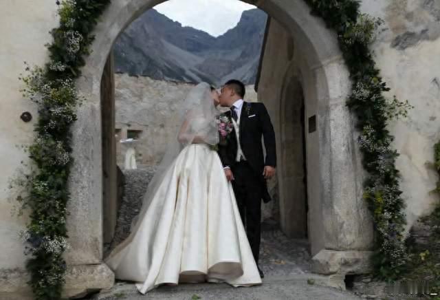 晚晚发布10年前婚礼花絮，那场婚礼就是低预算高审美的典范！