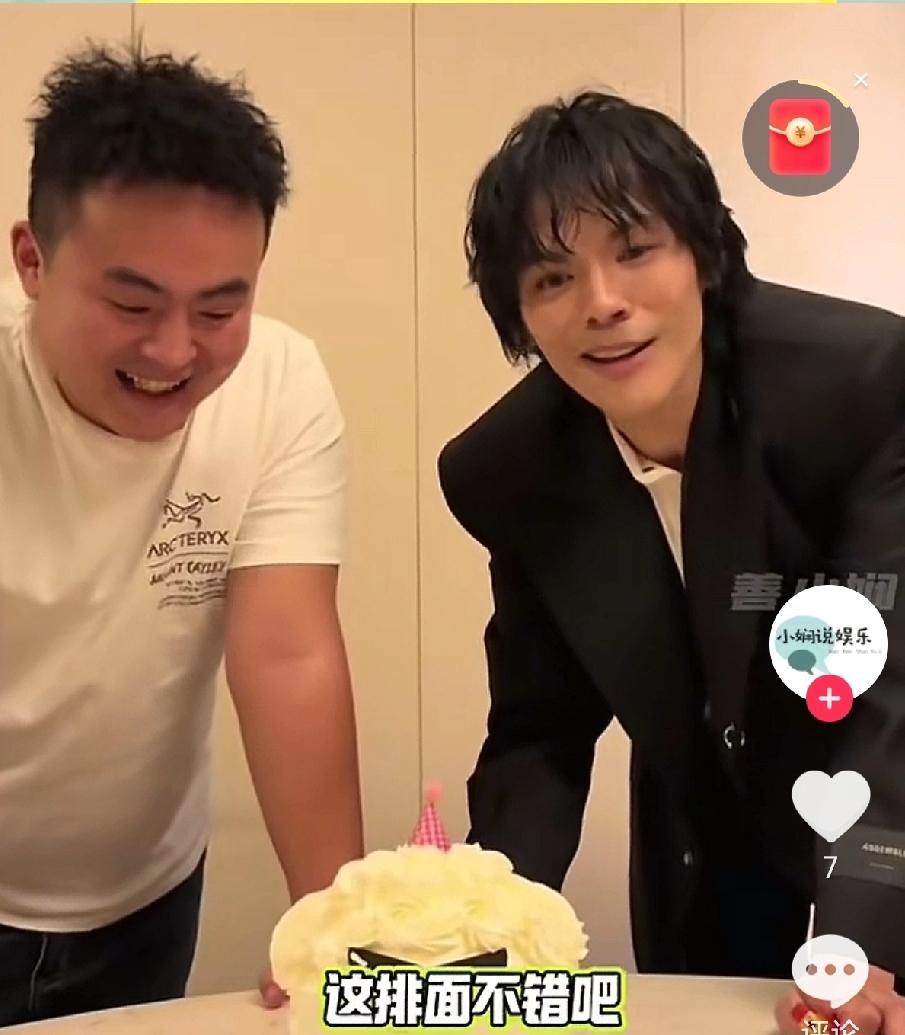 我真是服了向佐了！
这么蹭热度！
直播间标题挂着

“王一博”大名，

大家一看