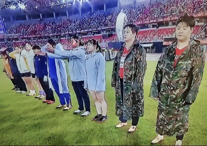 差距太大了！女子链球决赛选手鱼贯进场。从身板和实力来看，中国两位女子大力士赵杰和