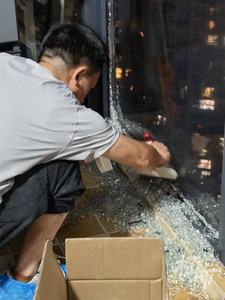 近期杭州持续晴热高温，钱塘区、滨江区多位业主家中窗户玻璃接连出现自发碎裂情况，好
