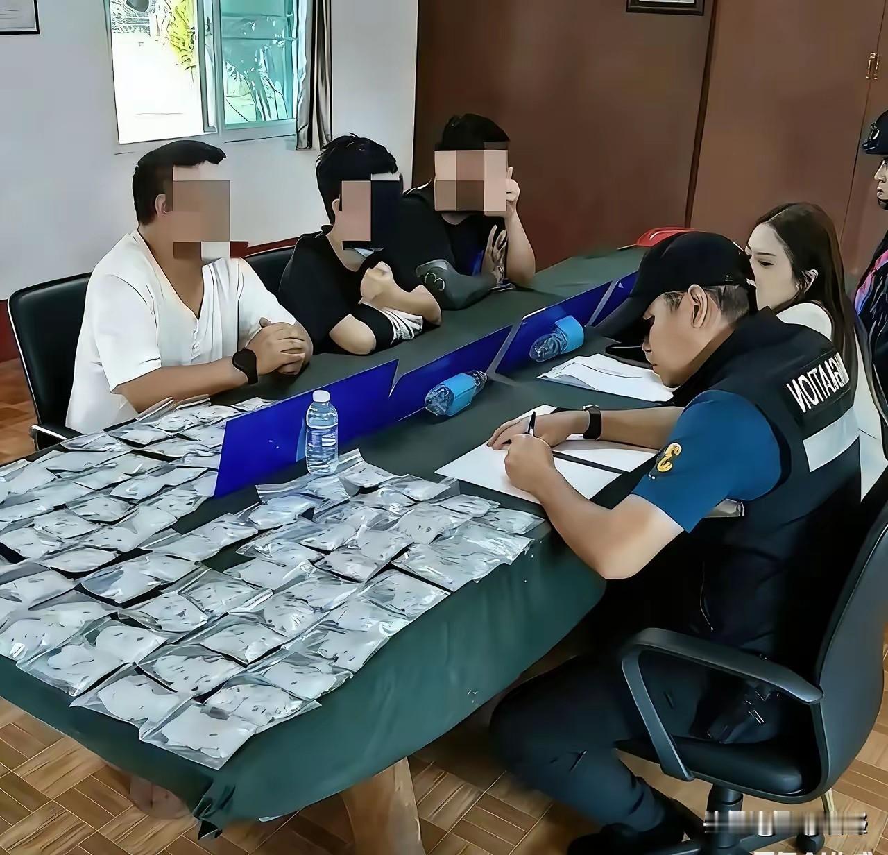 看到泰国那个新闻，那一刻我真的觉得挺荒诞。
​3个同胞，在泰柬边境被扣了，行李一